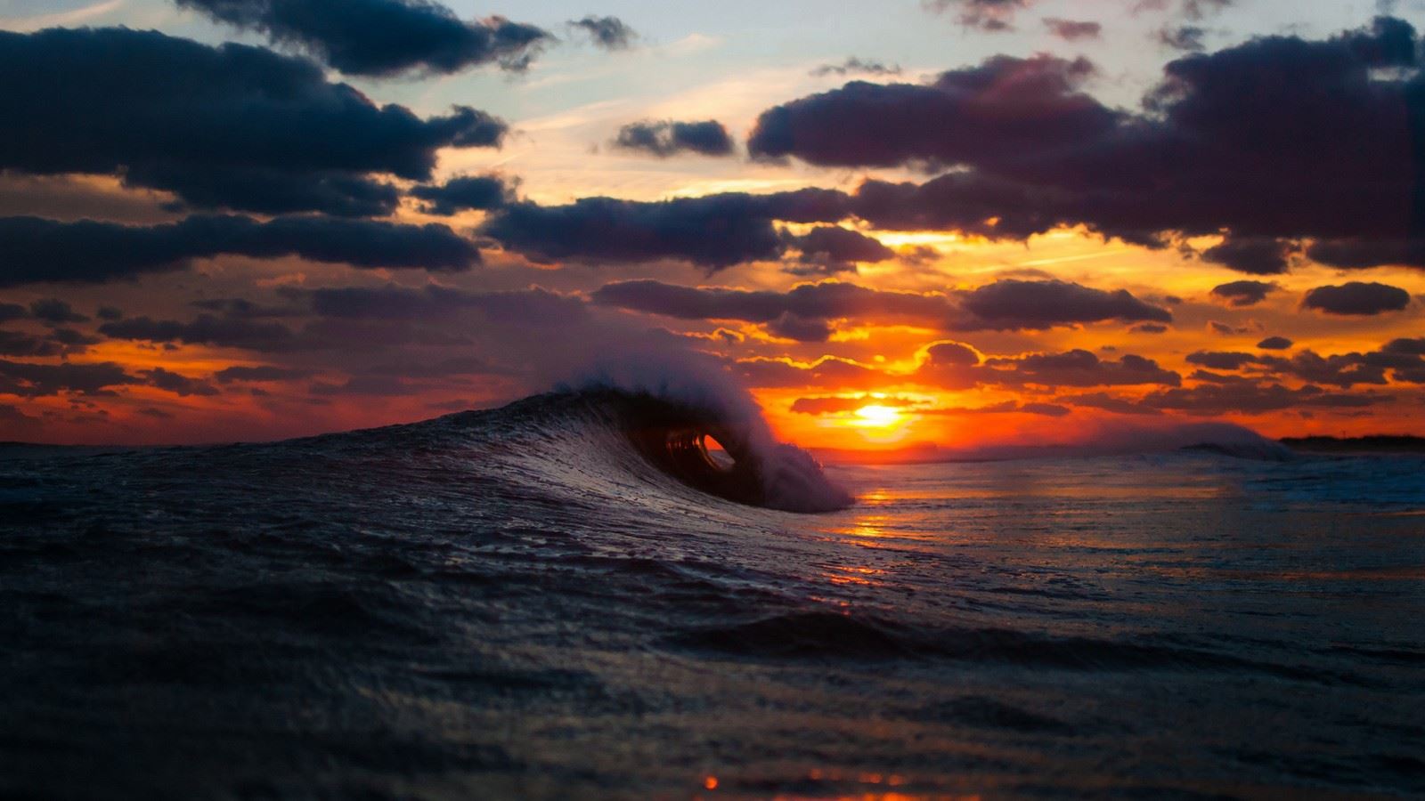 汹涌的海浪加上唯美的海霞夕阳，好美的画面图片