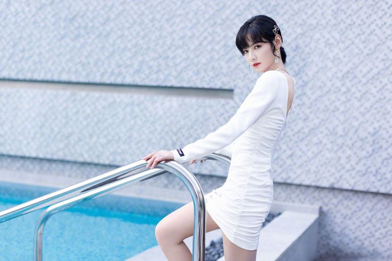 赵粤纯白露背短裙清凉妩媚写真图片