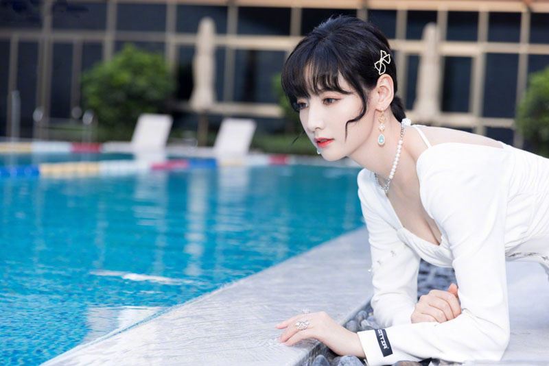 赵粤纯白露背短裙清凉妩媚写真图片