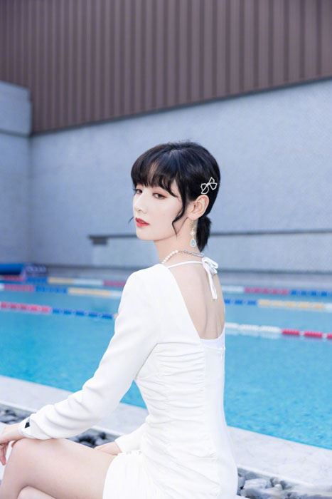 赵粤纯白露背短裙清凉妩媚写真图片