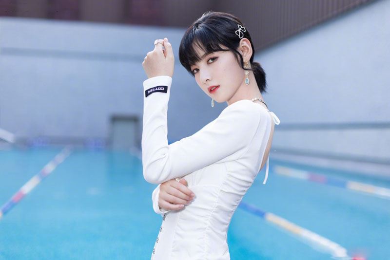 赵粤纯白露背短裙清凉妩媚写真图片