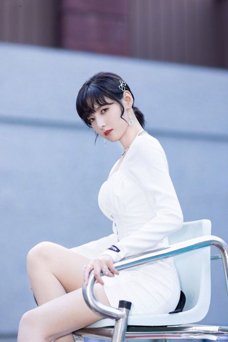 赵粤纯白露背短裙清凉妩媚写真图片