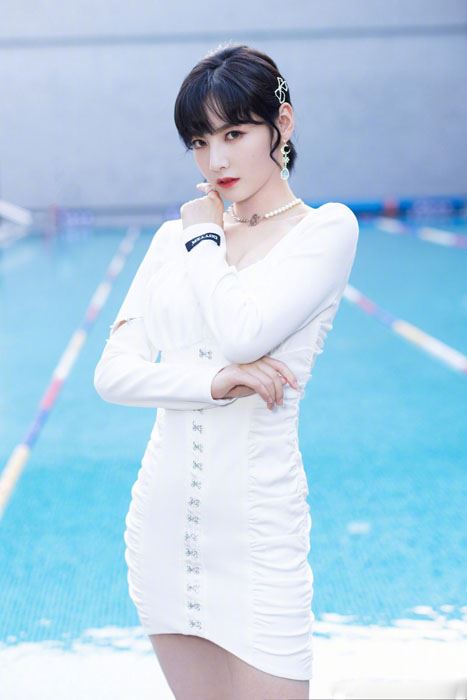 赵粤纯白露背短裙清凉妩媚写真图片