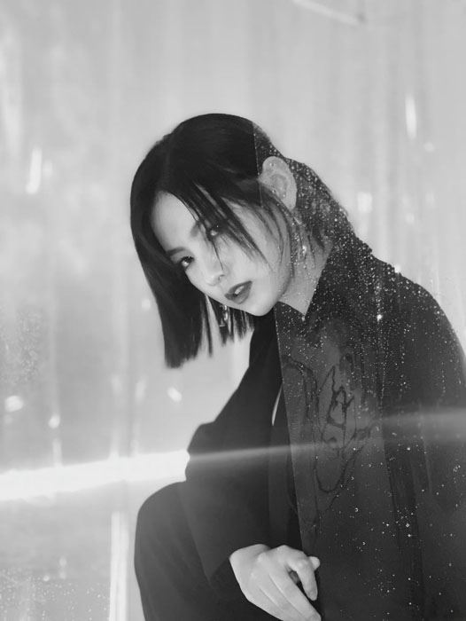 硬糖少女赵粤黑色西装酷美写真图片