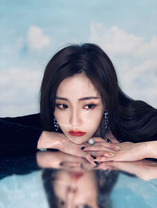硬糖少女王艺瑾蓝色镜面写真图片