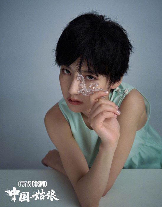 赵粤淡绿色长裙温柔自信写真图片