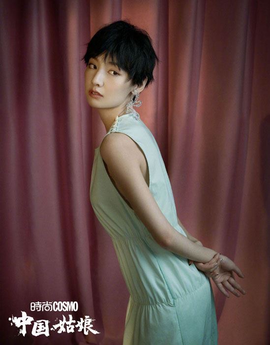 赵粤淡绿色长裙温柔自信写真图片