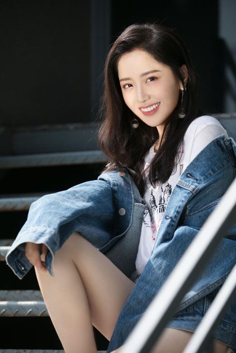 王艺瑾牛仔外套时尚休闲写真图片