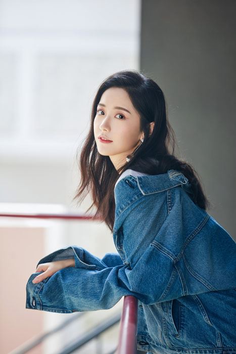 王艺瑾牛仔外套时尚休闲写真图片