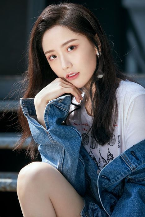 王艺瑾牛仔外套时尚休闲写真图片