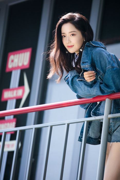 王艺瑾牛仔外套时尚休闲写真图片