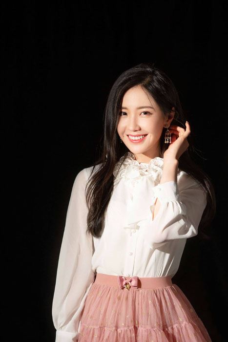 王艺瑾粉色蛋糕裙甜美粉嫩写真图片