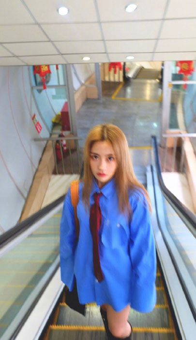 王艺瑾蓝色衬衫个性吸睛写真图片