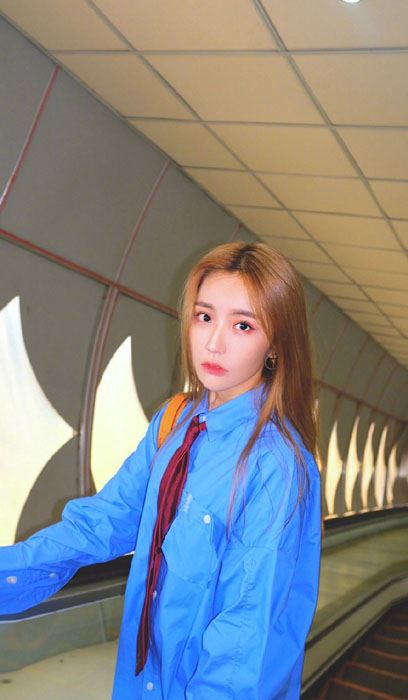 王艺瑾蓝色衬衫个性吸睛写真图片