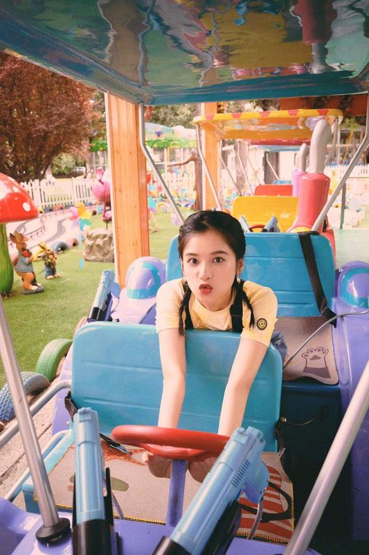 张婧仪游乐场生日写真图片