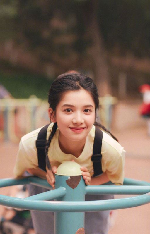 张婧仪游乐场生日写真图片