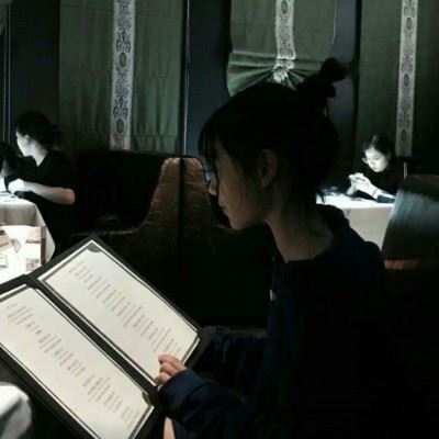 情侣头像两人霸气社会黑白 男生拉着女生图片