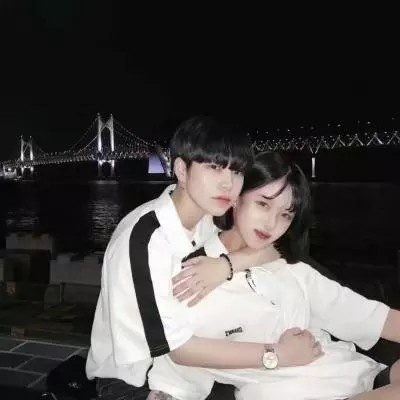 情侣头像两人霸气社会黑白 男生拉着女生图片