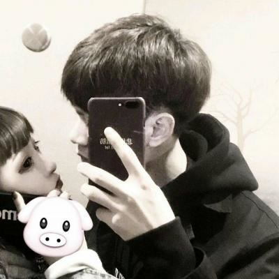 男生给女生扎头发的动漫情侣头像 动漫情侣图片