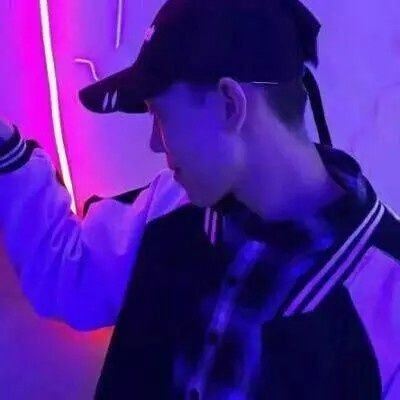 情侣头像两人霸气社会黑白 男生拉着女生图片