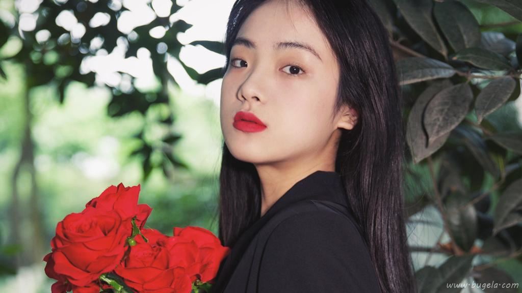美女胸前手捧鲜花图片