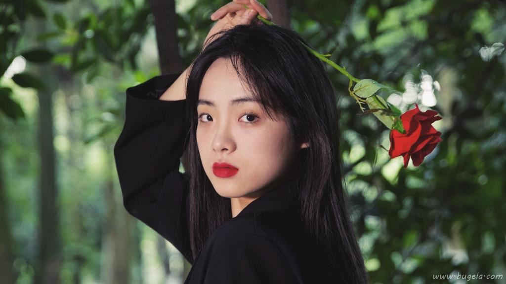 美女胸前手捧鲜花图片