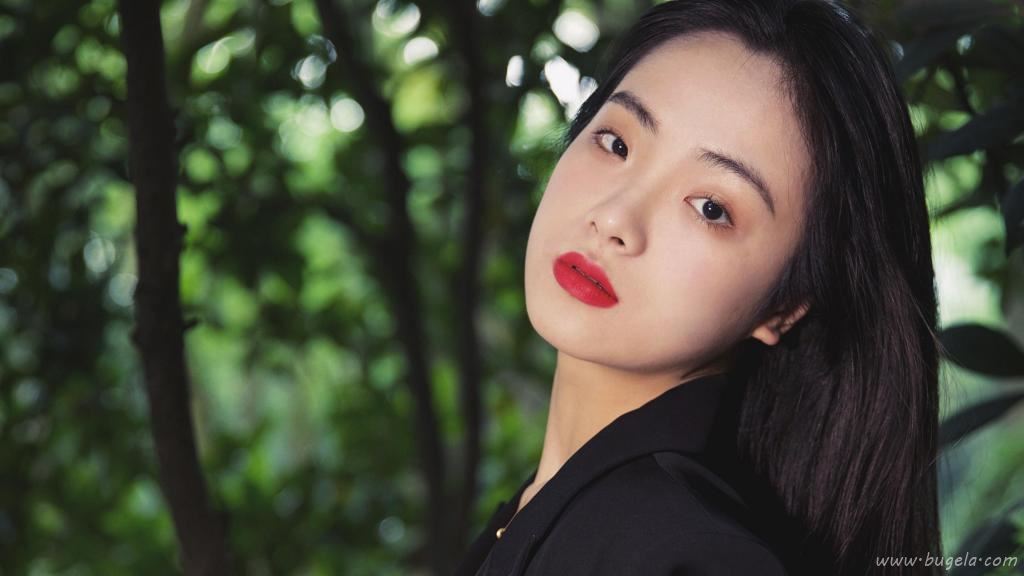 美女胸前手捧鲜花图片