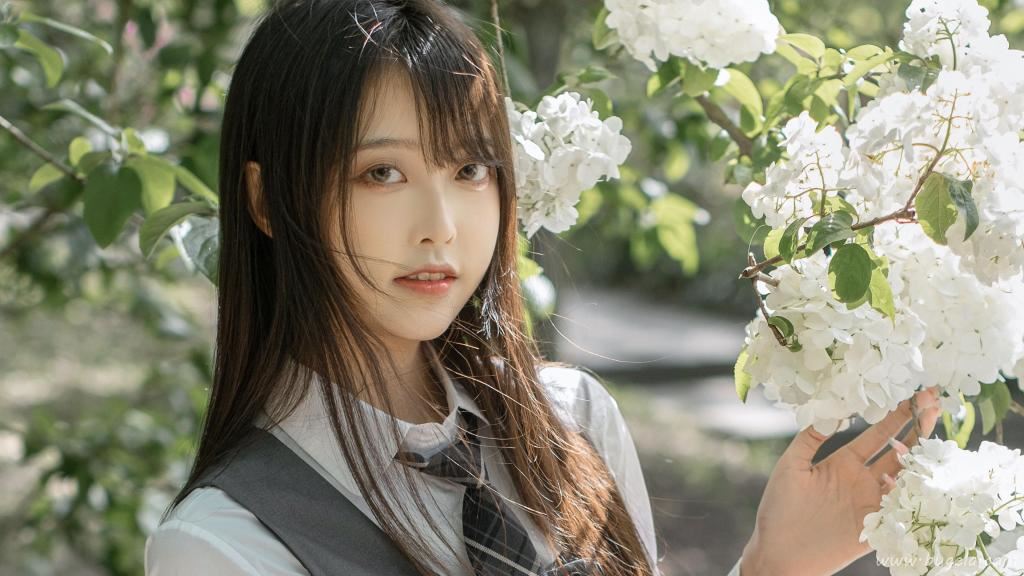 充满青春气息美女制服图片