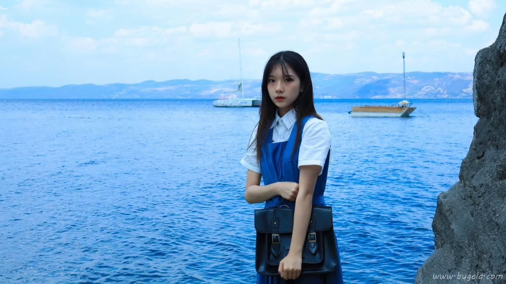 清新脱俗的海边美女图片