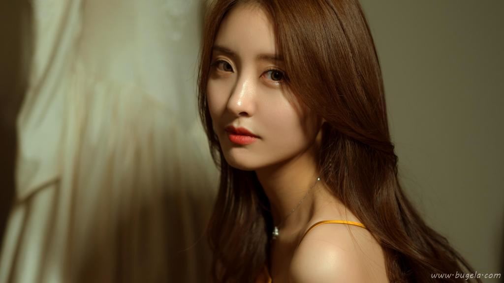 楚楚动人的长发美女图片