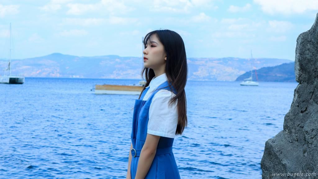清新脱俗的海边美女图片