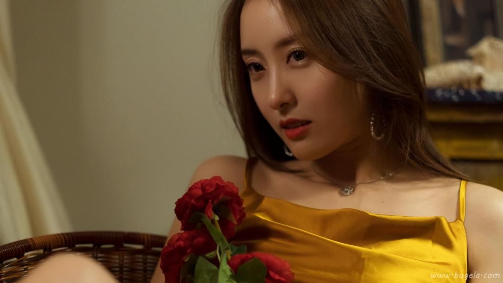 楚楚动人的长发美女图片