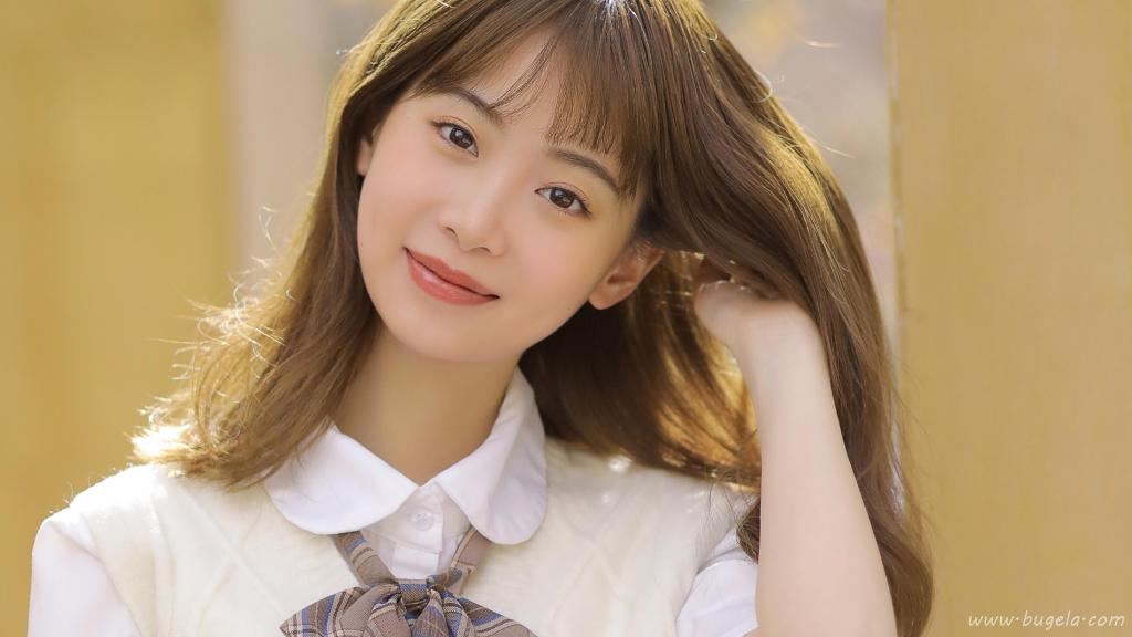 温柔甜美的美女制服图片