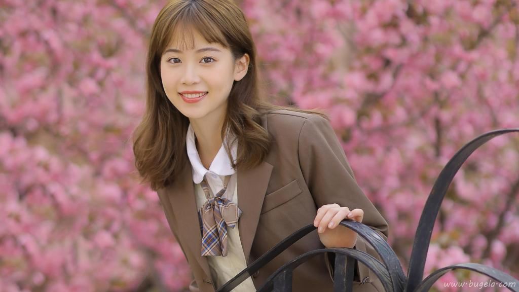 温柔甜美的美女制服图片