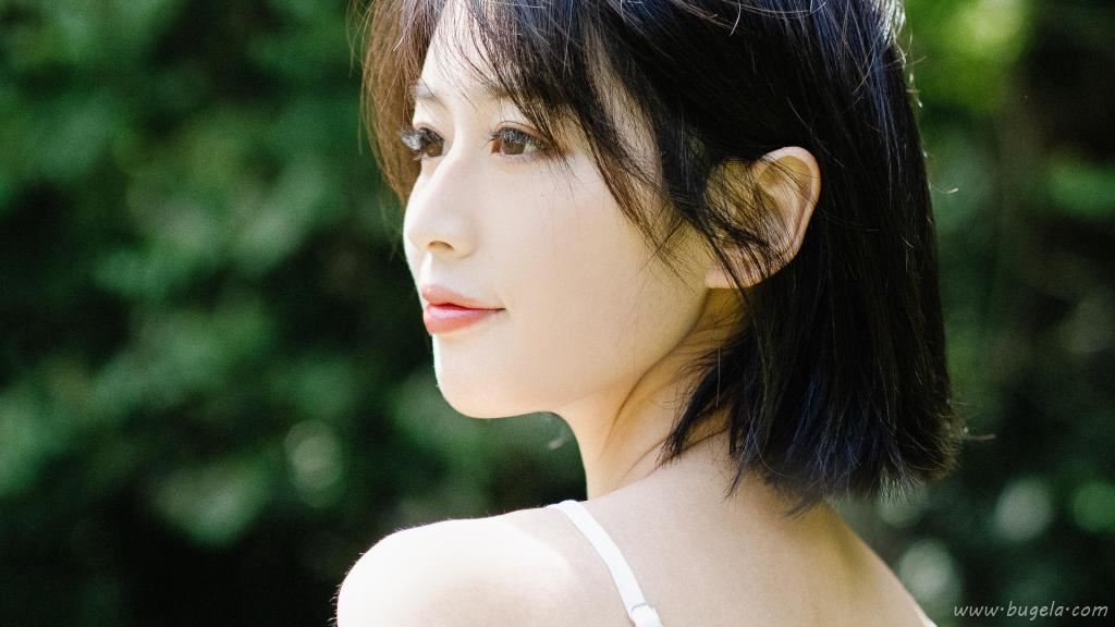 甜美清新美女户外图片