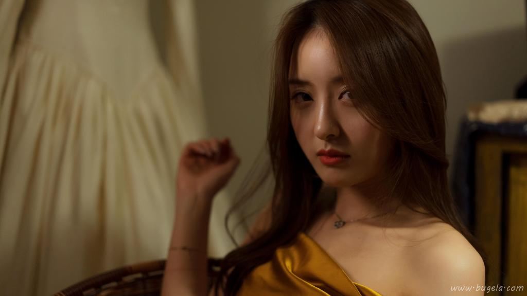 楚楚动人的长发美女图片