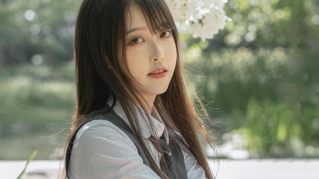 充满青春气息美女制服图片