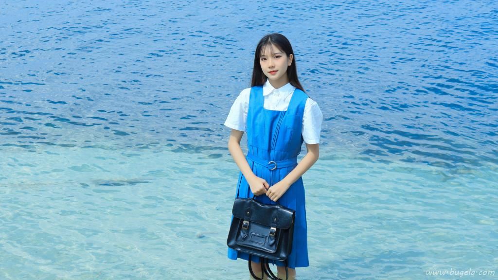 清新脱俗的海边美女图片