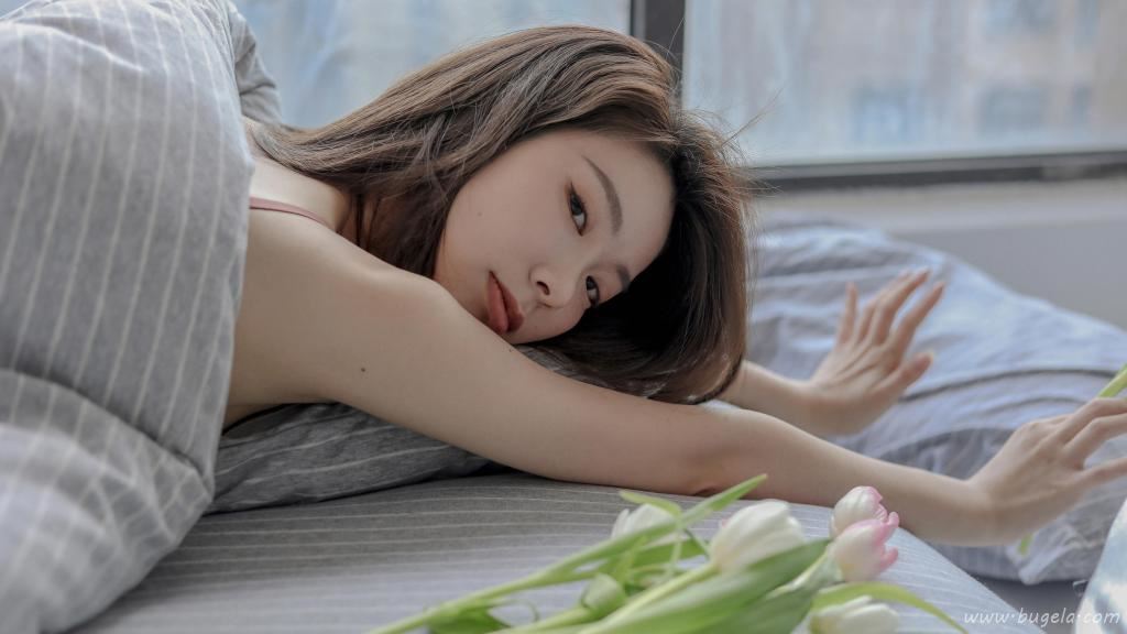 女孩慵懒迷人床上图片