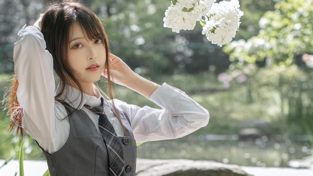 充满青春气息美女制服图片