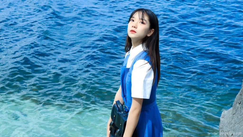 清新脱俗的海边美女图片