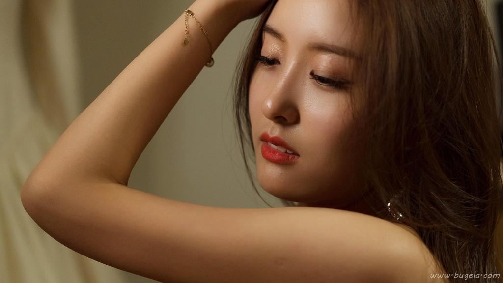 楚楚动人的长发美女图片