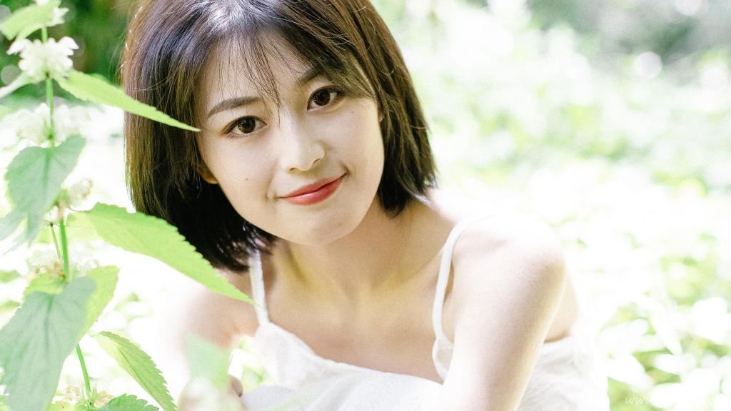 甜美清新美女户外图片