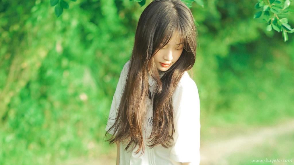 清新脱俗的校园美女户外图片