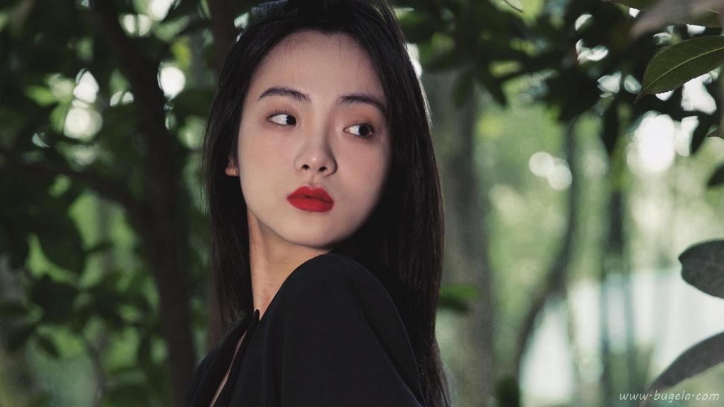 美女胸前手捧鲜花图片