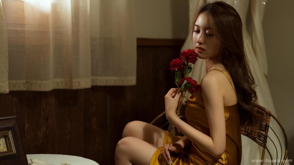 楚楚动人的长发美女图片