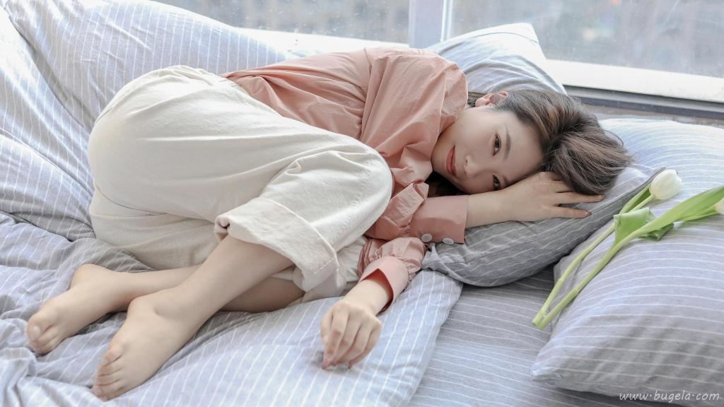 女孩慵懒迷人床上图片
