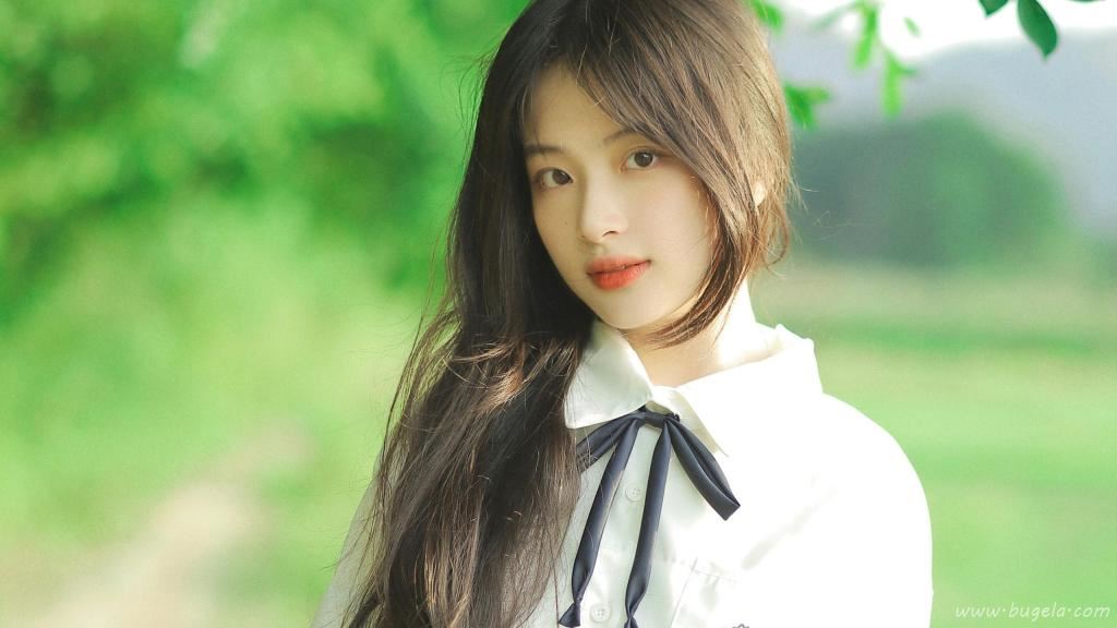 清新脱俗的校园美女户外图片