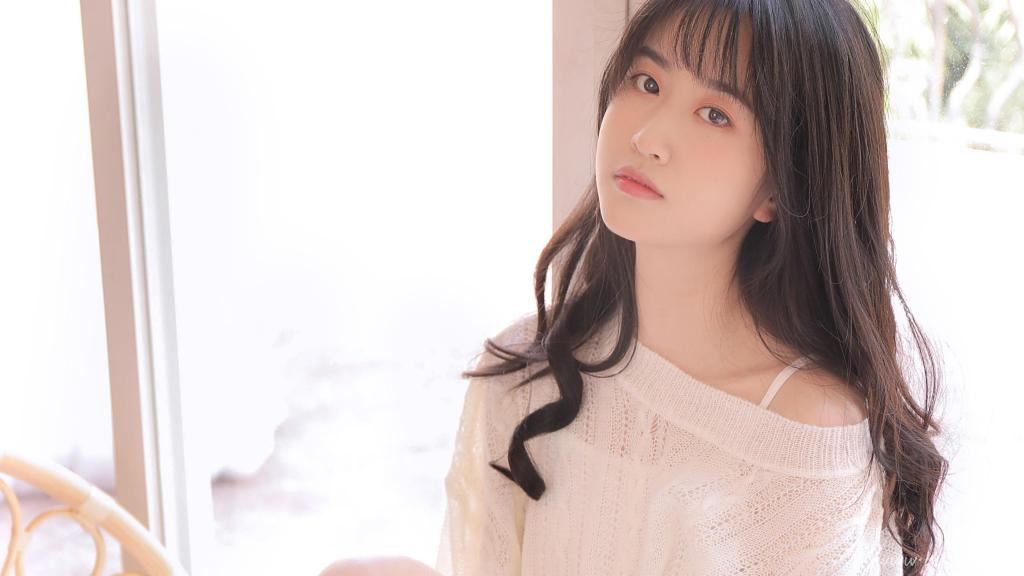 白皙美女养眼迷人图片
