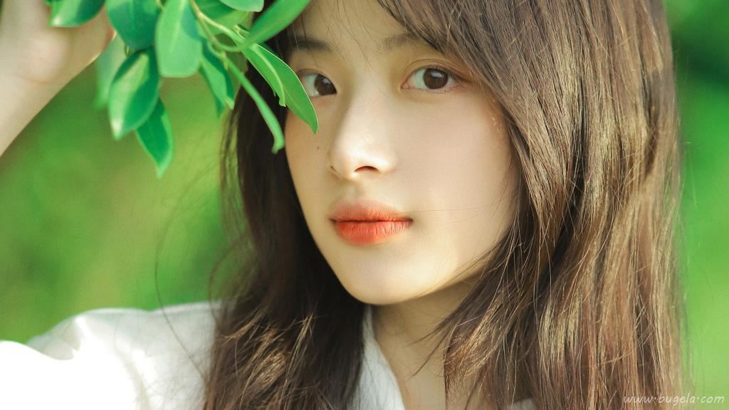 清新脱俗的校园美女户外图片